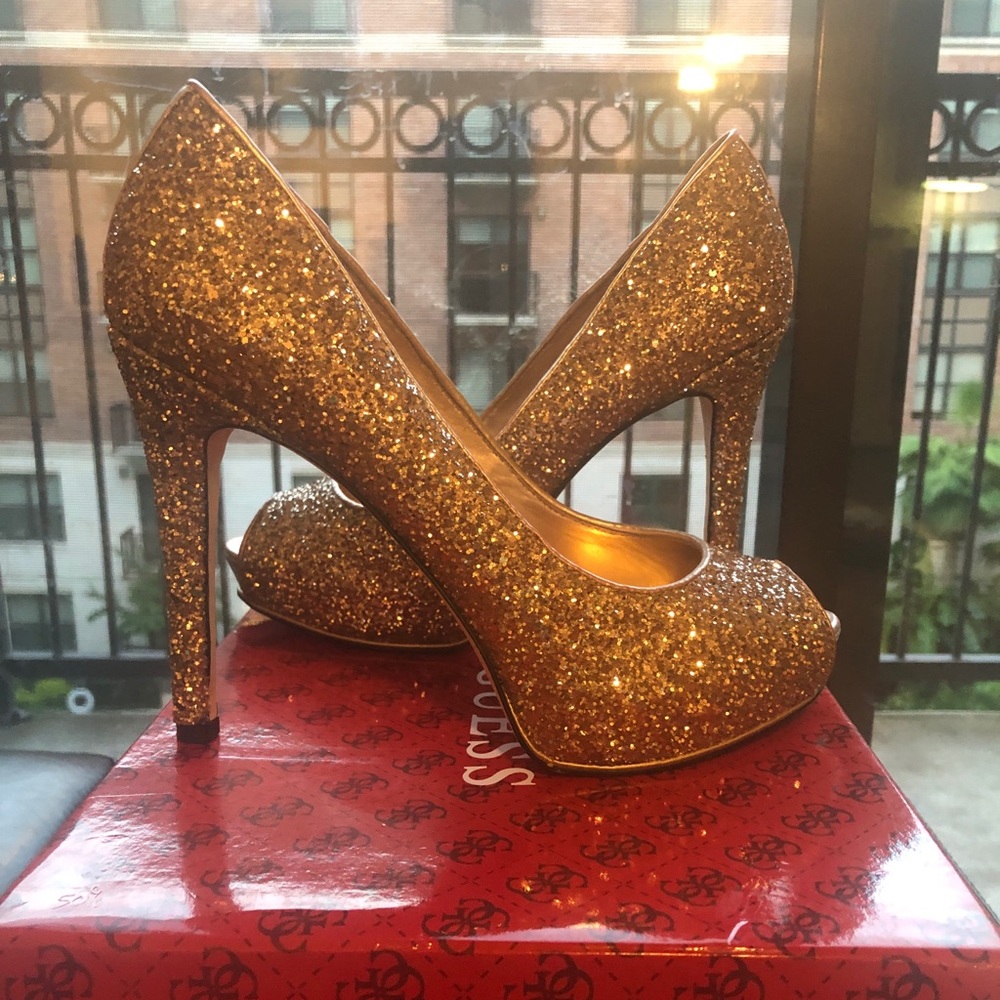 GUESS WOMENS HONORAN PUMP - GOLD